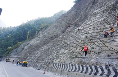 राष्ट्रिय राजमार्गको ६८ खण्डमा पहिरो नियन्त्रण गरिँदै, कहाँ कति बजेट ?_img