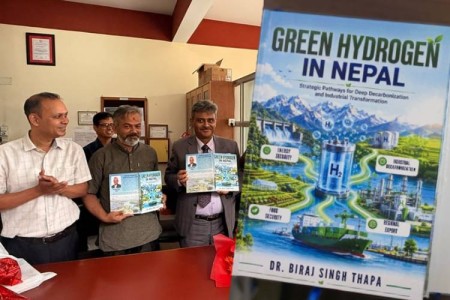 डा. थापाको हरित हाइड्रोजन सम्बन्धी पुस्तक विमोचन_img