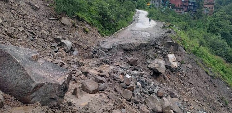 देशका आधा दर्जन मुख्य सडक अवरुद्ध_img