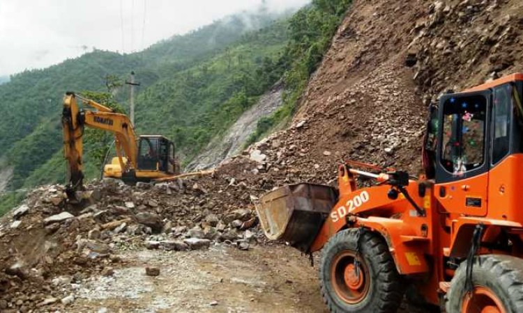 बिहान ९ः३० बजे पहिरो जाँदा मुग्लिन सडक बन्द_img