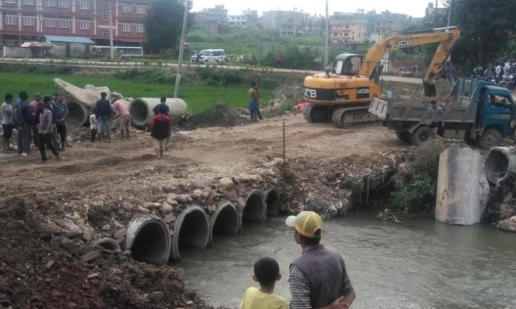 कारसमेत बगाएको लुबु खोलाले भत्काएको बाटो सन्चांलनमा_img