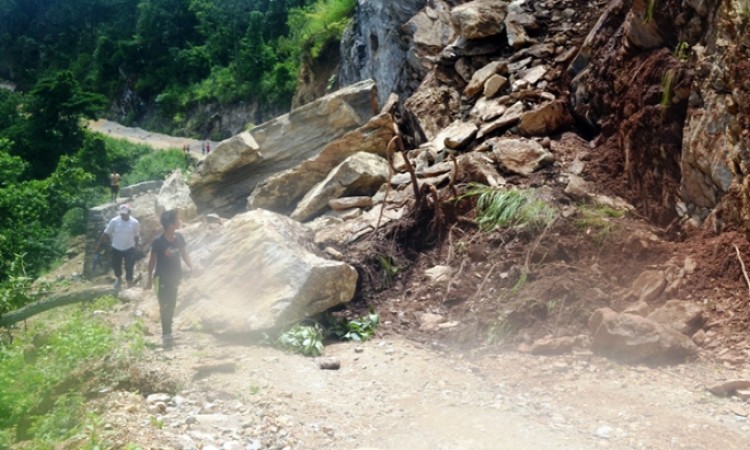 मध्यपहाडी लोकमार्ग अवरुद्ध_img