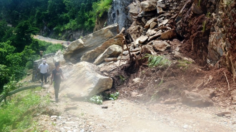 मध्यपहाडी लोकमार्ग अवरुद्ध