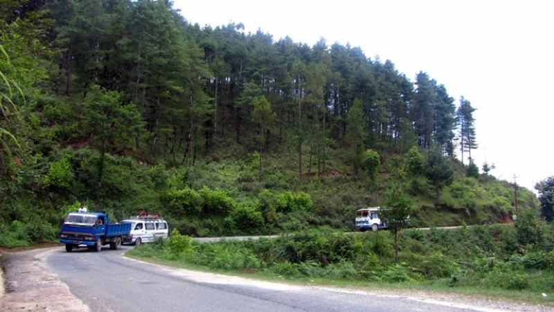 फोहोर बोकेको ट्रकको ठक्करबाट स्थानीयको ज्यान गएपछि पासाङल्हामु राजमार्ग बन्द