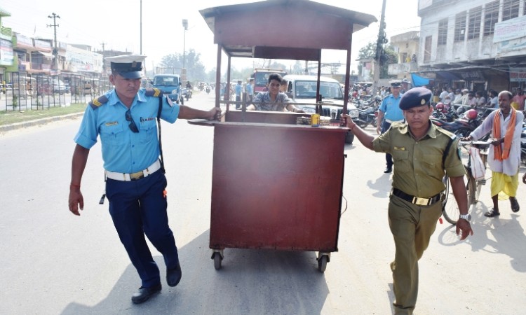 फुटपाथ पसल हटाउँदै उपमहानगरपालिका_img