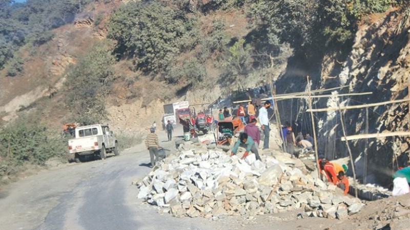 पोखरा–बागलुङ सडक दैनिक सात घण्टा बन्द