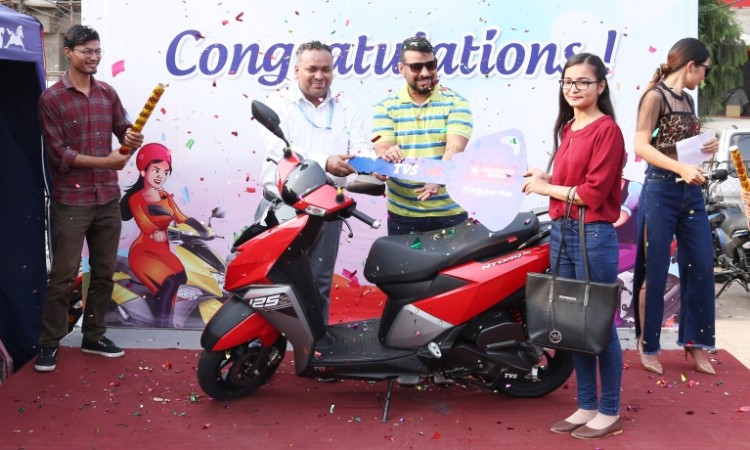 भाइवर चलाएर पोखराकी लक्ष्मीले जितिन टीभीएस एनटर्क स्कुटर_img