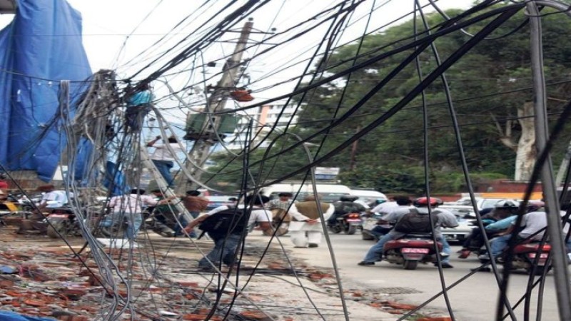 सडकका असरल्ल तार उठाउन महानगर र विद्युत प्रधिकरणको जुहारी, राजधानी कुरुप