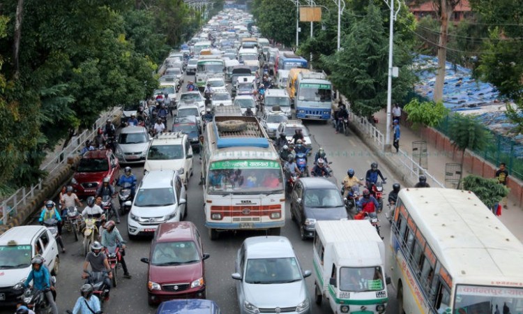 बढेको सडक दस्तुर कार्यान्वयन नगर्न यातायात व्यवसायीको माग_img