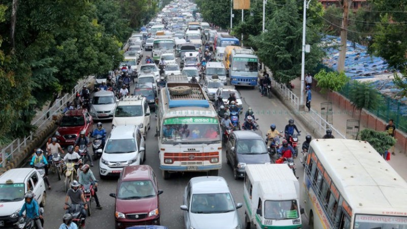 मंगलबारदेखि काठमाडौंमा सार्वजनिक यातायात नचलाउने घोषणा  