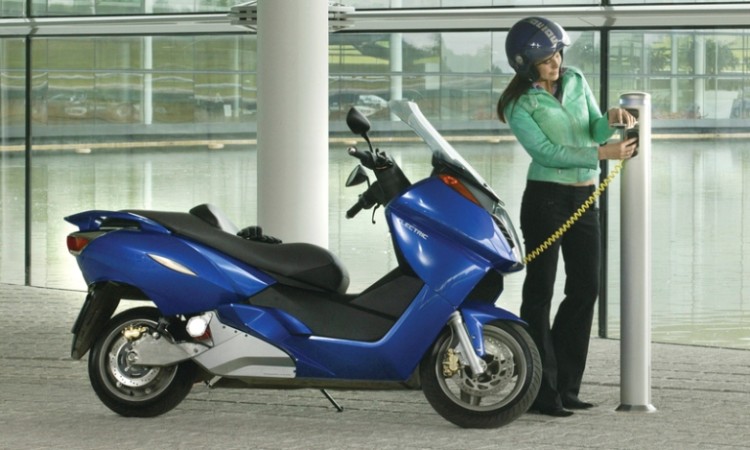 इलेक्ट्रीक स्कुटर दर्ता नगरी चलाउनु भएको छ, कारबाहीमा पर्नुहोला_img