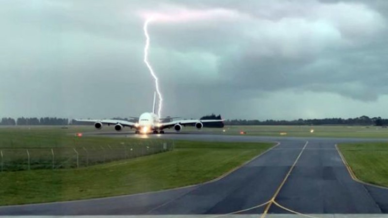 विमानस्थलमा जब जहाज नजिकै चट्याङ पर्‍यो‍‍…