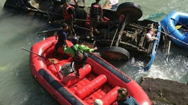 काठमाडौं आउँदै गरेको बस सुनकोसीमा खस्दा ६ जनाको मृत्यु