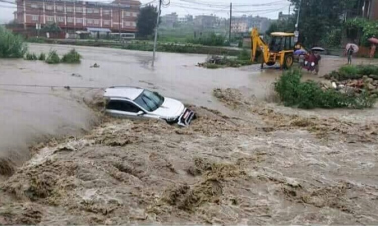 भिडियोमा हेर्नुस् उपत्यकामा आएको बाढीले बगायो कार_img