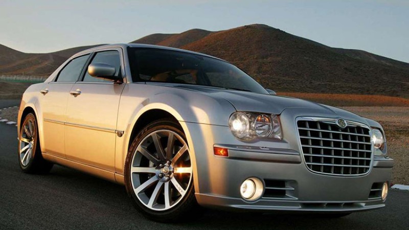 मोडीफाई ‘क्रिसलर ३००’मा २६ इन्चको एलोय ह्वील