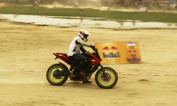 गोठाटारमा फ्ल्याट ट्रयाक रेश, हेर्नुस् फोटो र भिडियोमा_img