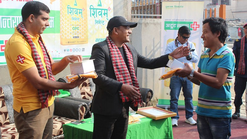 शिवम् सिमेन्टले दियो ट्याक्सी चालकलाई ज्याकेट