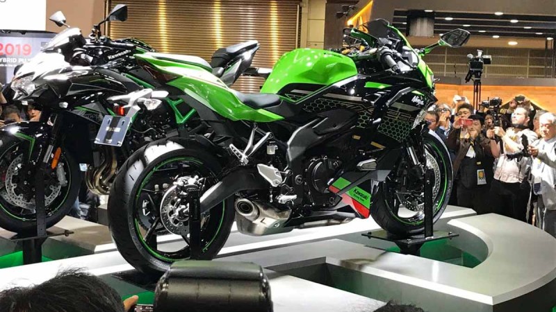 २४९ सीसी ४ सिलिण्डर इन्जिनसहित निन्जा जेडएक्स २५ आर सार्वजनिक