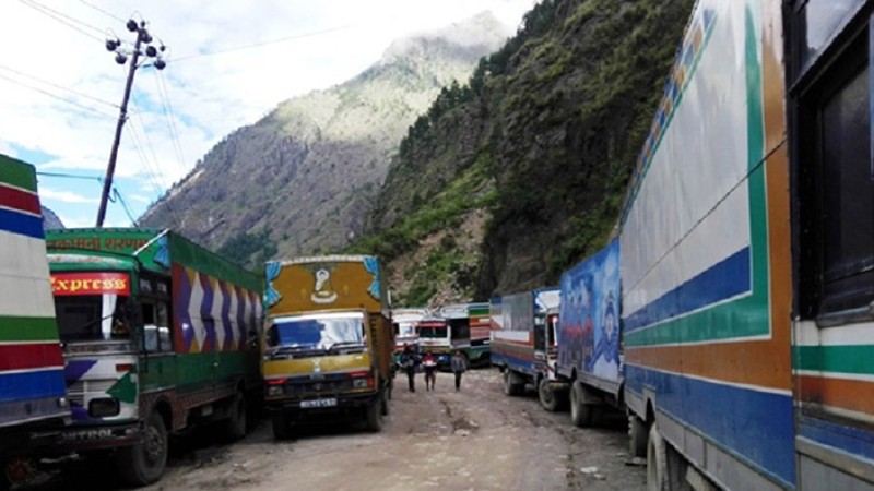 रसुवागढी नाकाः पुल लड्ने डरले सवारीसाधन सञ्चालनमा रोक