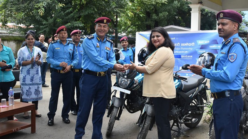 सिटिजन्स बैंकले महानगरीय प्रहरी परिसर ललितपुरलाई दियो ३ थान  मोटरसाइकल