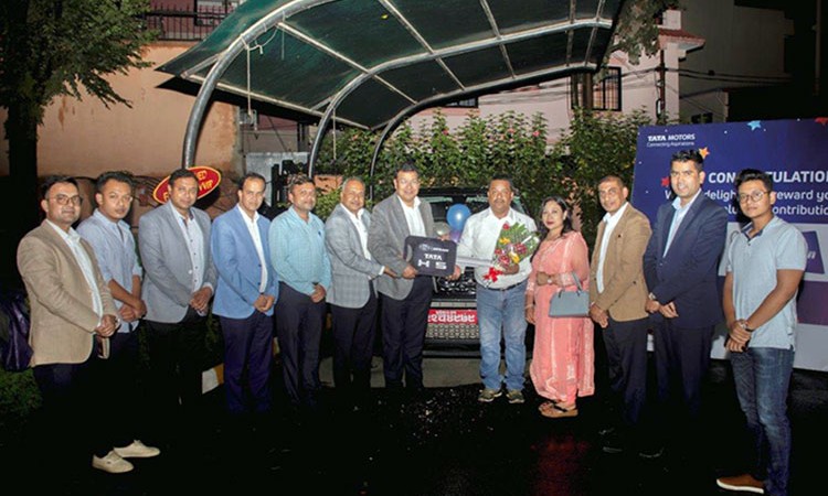 टाटा मोटर्स स्पेयर पार्टसको उत्कृष्ट  डिलरलाई टाटा एच फाईभ उपहार_img