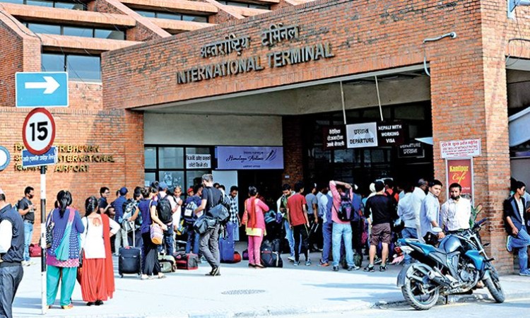 ट्याक्सी र आफन्त छाड्न जानेलाई विमानस्थल प्रबेशमा रोक_img