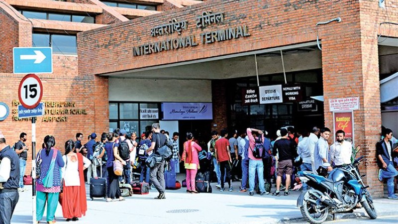 ट्याक्सी र आफन्त छाड्न जानेलाई विमानस्थल प्रबेशमा रोक