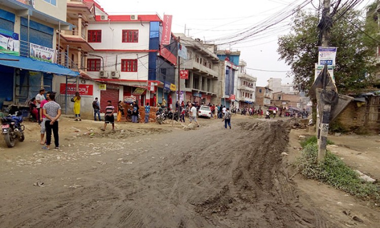 थलीमा बिग्रिएको बाटो मेयरले प्रयोग गर्न छाडेपछि स्थानीयले गरे बन्द_img