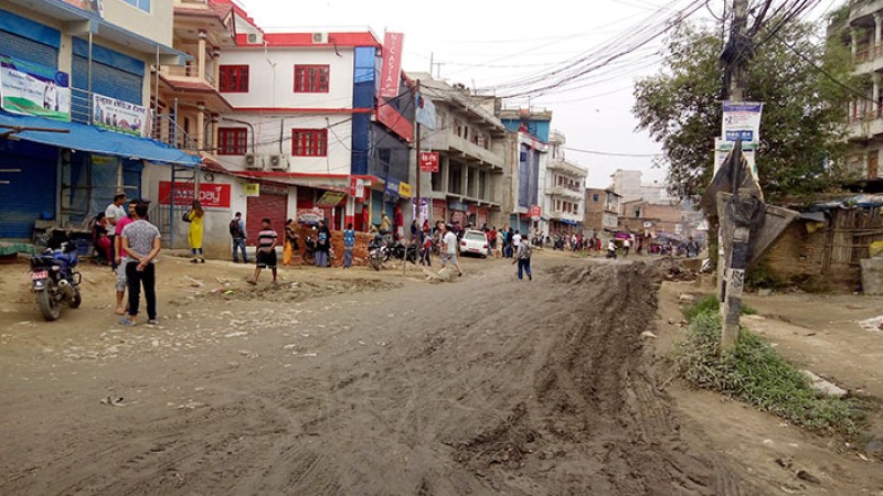 थलीमा बिग्रिएको बाटो मेयरले प्रयोग गर्न छाडेपछि स्थानीयले गरे बन्द