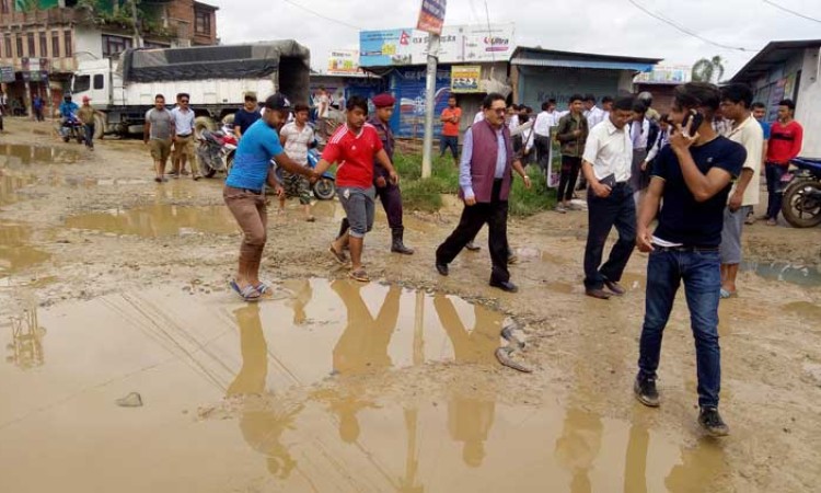 थलीकाे हिलाे बाटाेमा मेयर हिडे, अब त सुधार हाेला की !_img