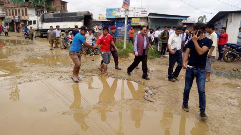 थलीकाे हिलाे बाटाेमा मेयर हिडे, अब त सुधार हाेला की !