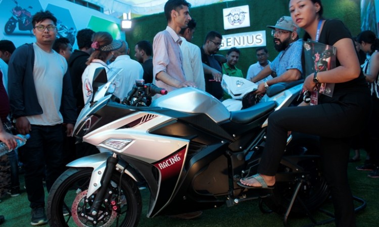 अटो शोमा इलेक्ट्रीक बाइक तथा स्कुटरमा अवलोकन कर्ताको भिड_img
