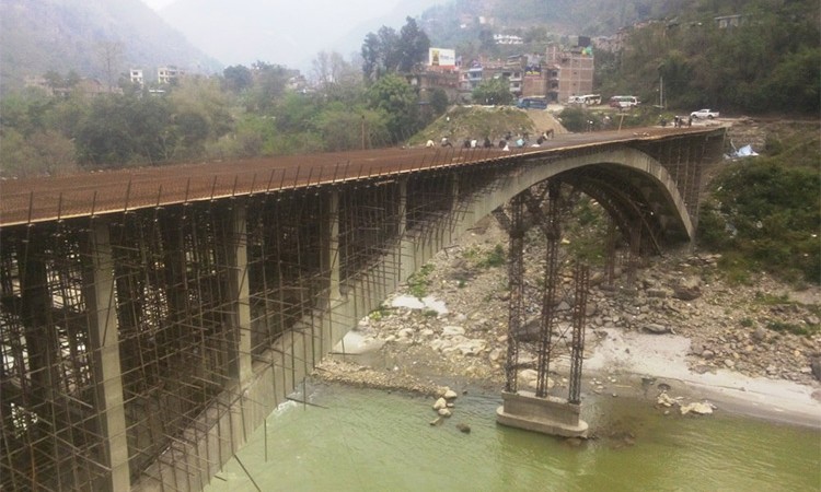 एक महिना भित्र मुग्लीनको आर्क ब्रिजमा गाडी गुड्ने_img