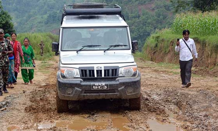 विमानस्थल पुग्ने सडकको बेहाल_img