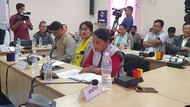सांसदको प्रधानमन्त्रीलाई आग्रह, स्कुटर चढेर हेर्नुस् मास्क लगाउन पर्छ कि पर्दैन
