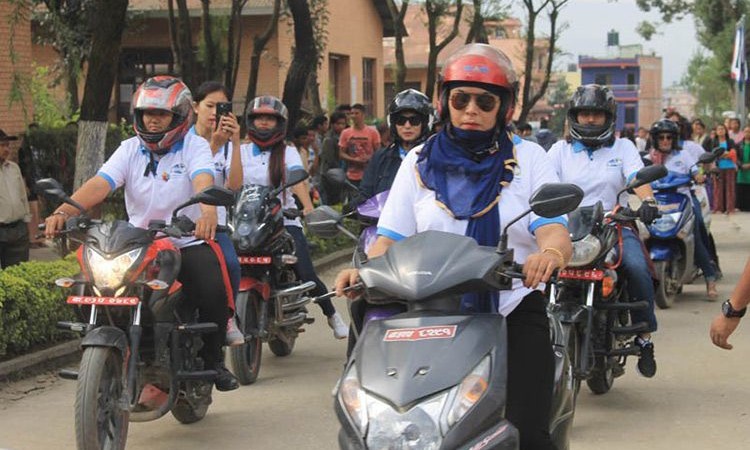 टुरिङ र्यालीका सहभागीको स्वागतमा पुगे पर्यटन मन्त्री_img