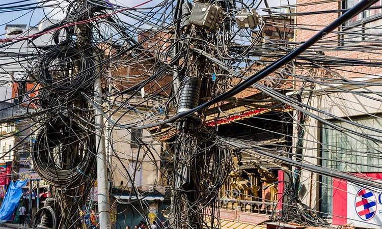 सडक छेउमा छरिएको तार व्यवस्थापनमा जुट्यो महानगर_img