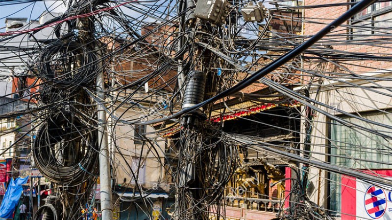 सडक छेउमा छरिएको तार व्यवस्थापनमा जुट्यो महानगर