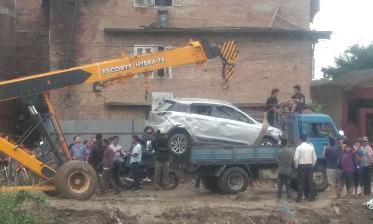 यसरी निकालियो लुभुमा बगाएको कार, पानीमा डुवे यसो गर्नुस् क्षति कम हुन्छ_img
