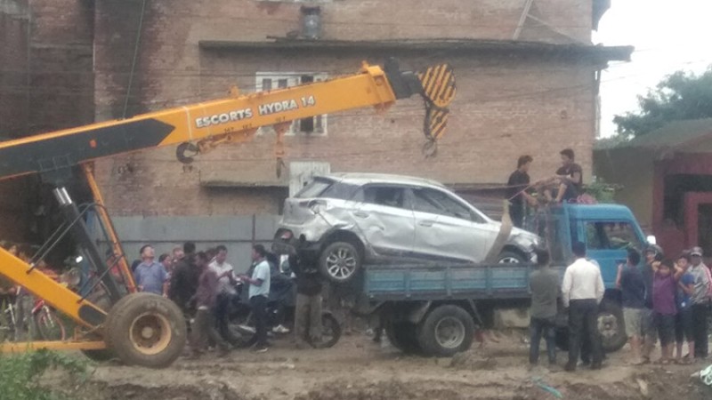 यसरी निकालियो लुभुमा बगाएको कार, पानीमा डुवे यसो गर्नुस् क्षति कम हुन्छ