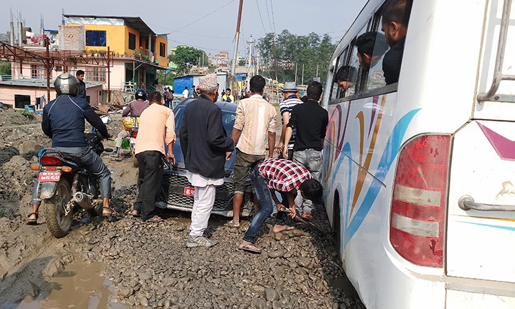 उपत्यकाको बीच सडकमा नै यसरी बस र कार दब्छन्_img