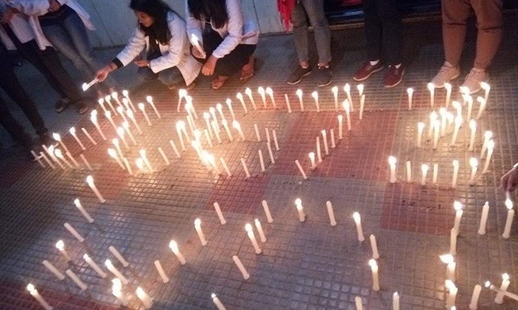 सडक दुर्घटनामा मृत्यु हुनेहरुका सम्झनामा दीप प्रज्ज्वलन_img