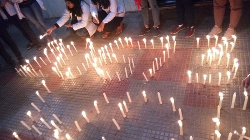 सडक दुर्घटनामा मृत्यु हुनेहरुका सम्झनामा दीप प्रज्ज्वलन