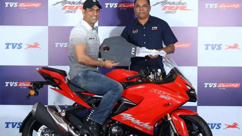 आयो नयाँ टीभीएस अपाचे आरआर-३१०, पहिलो ग्राहक महेन्द्रसिंह धोनी