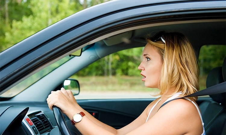 भर्खर ड्राइभिङ सिकेकाले यसरी चलाउनुस् कार_img