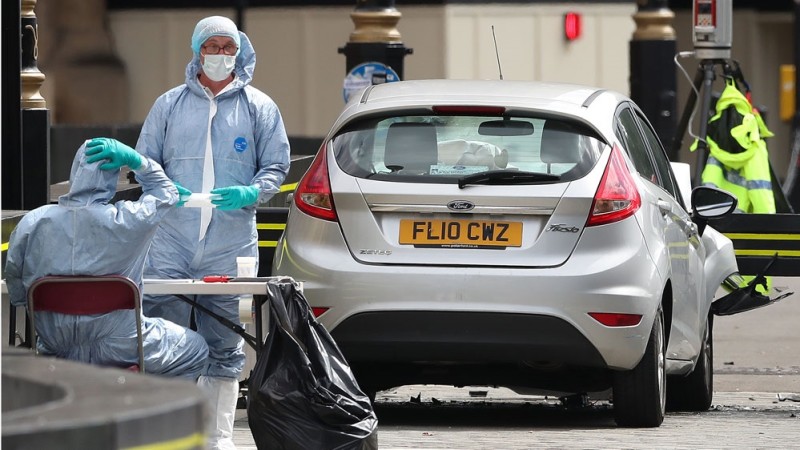 बेलायती संसद् भवन अगाडि जानाजान कार दुर्घटना, पैदलयात्री घाइते