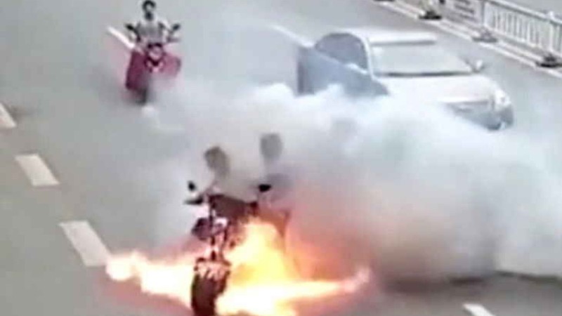 चलिरहेको इलेक्ट्रीक मोटरसाइकलमा आगलागी भएपछि …