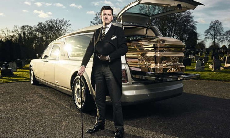 धनाढ्य व्यक्तिका अनौठा शौख, अन्तिम संस्कार पनि रोल्स रोयल्समा_img