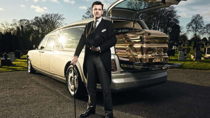 धनाढ्य व्यक्तिका अनौठा शौख, अन्तिम संस्कार पनि रोल्स रोयल्समा