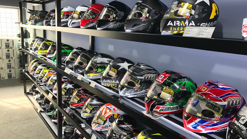 विना सर्टिफाइट हेल्मेट बेचे कारबाही